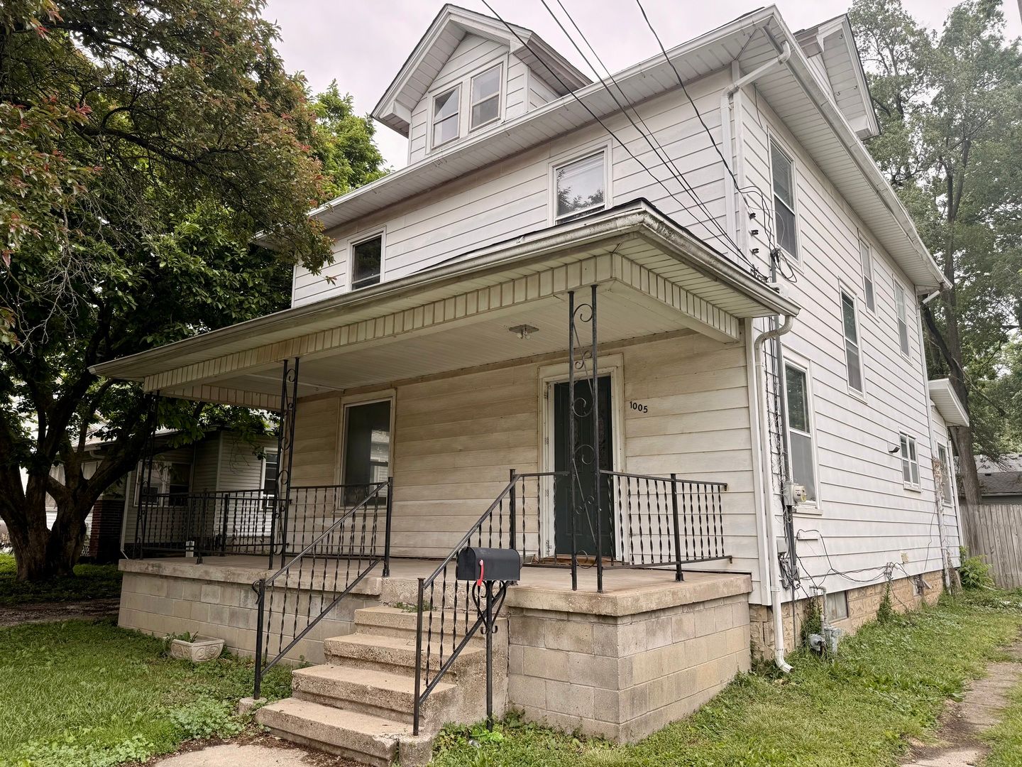 1005 E Main Street — Clinton, IL 61727