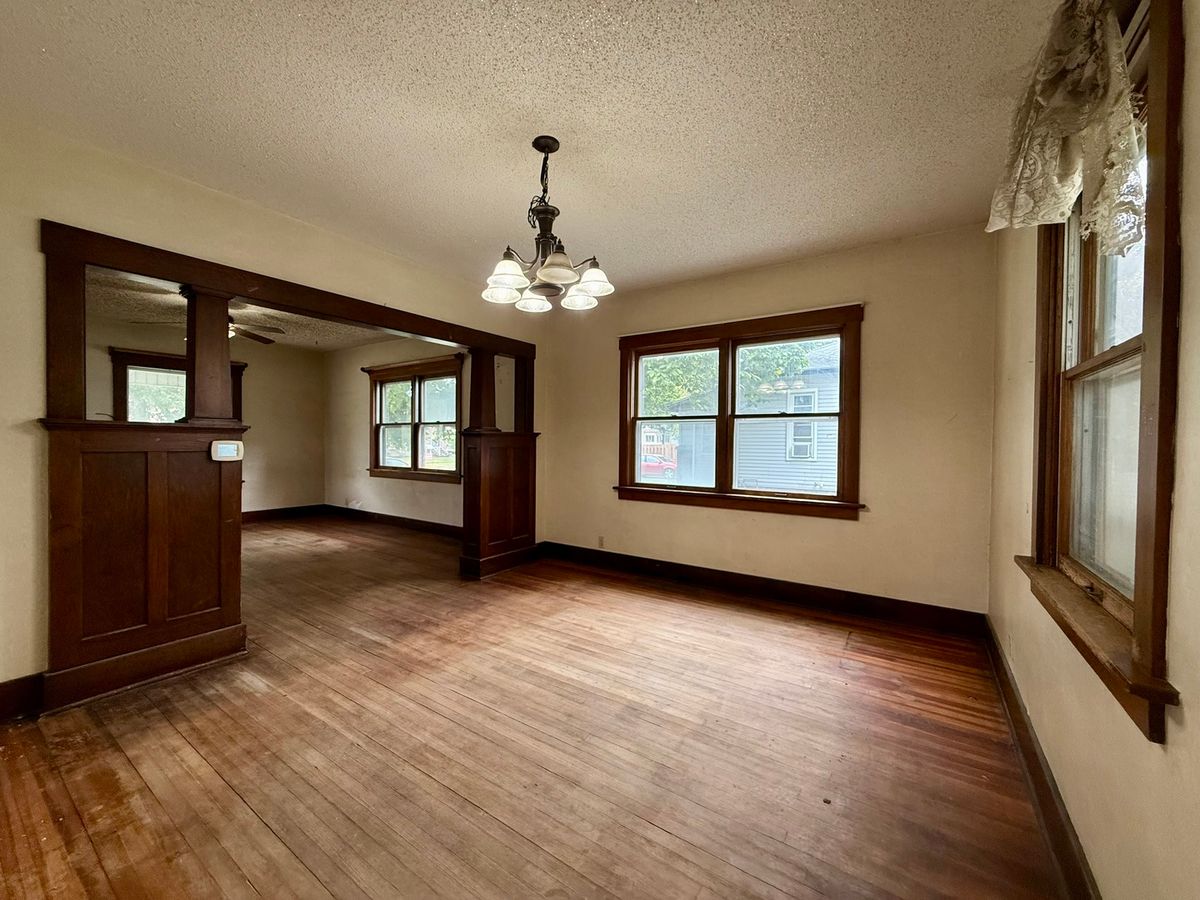 1005 E Main Street, Clinton, IL 61727