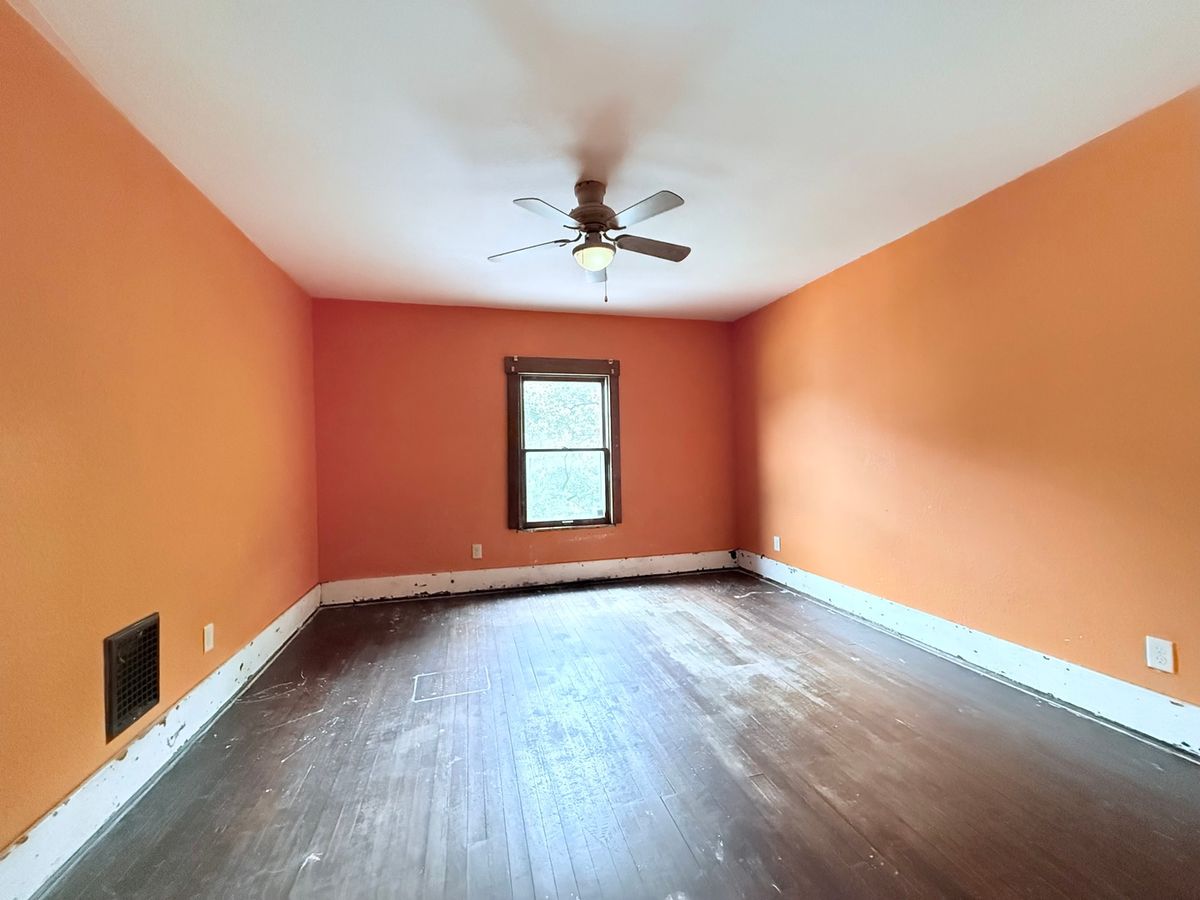 1005 E Main Street, Clinton, IL 61727