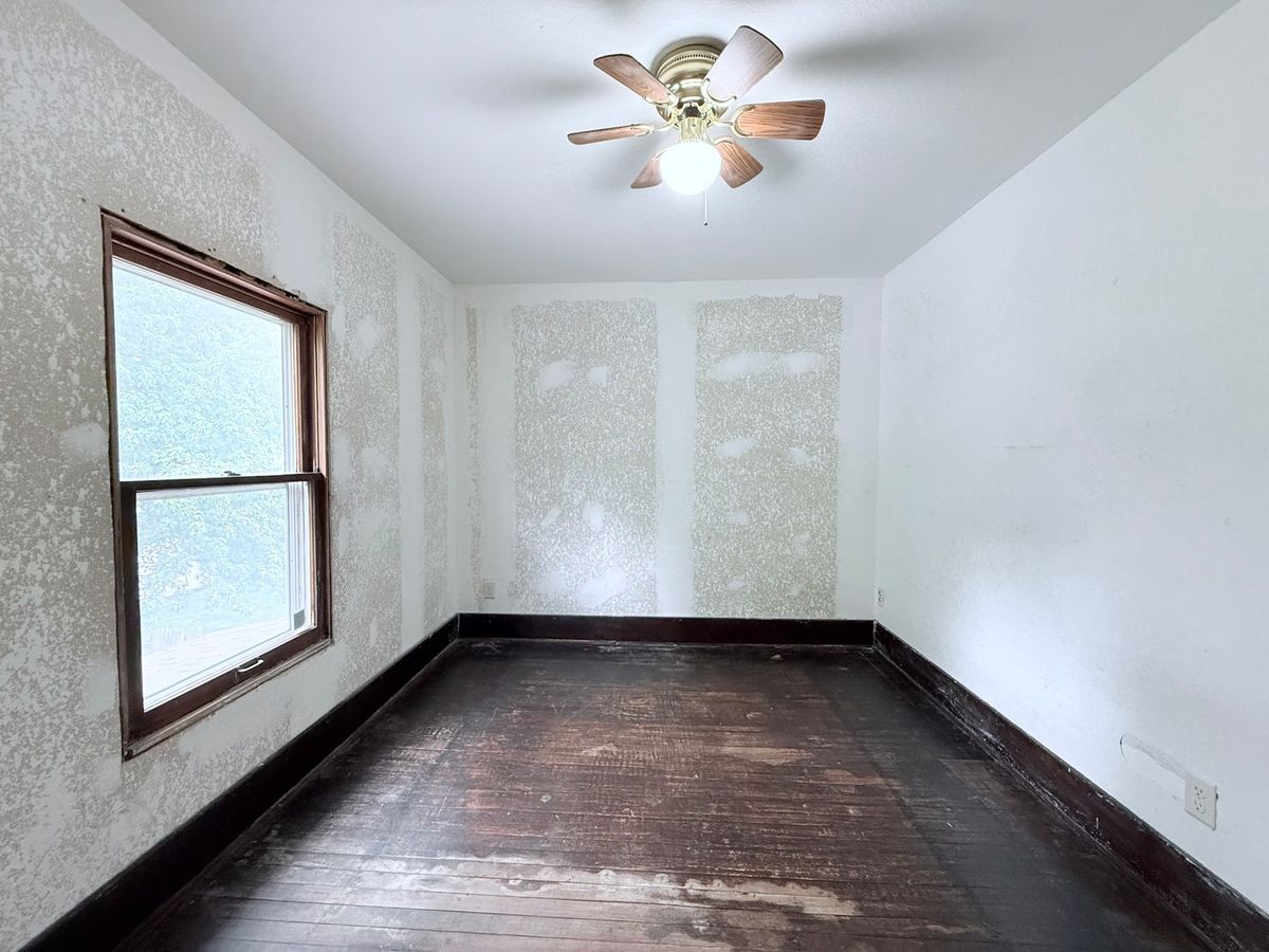 1005 E Main Street, Clinton, IL 61727