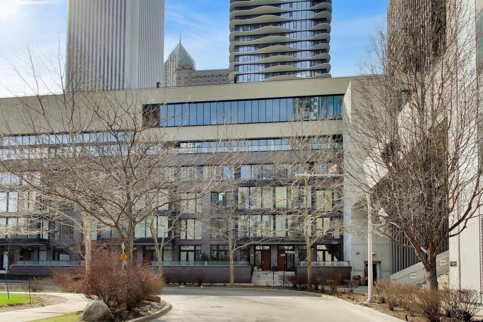 208 N Park Drive — Chicago, IL 60601
