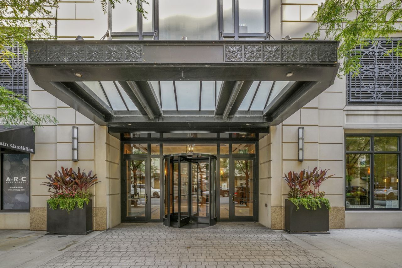 10 E Delaware Place #18E — Chicago, IL 60611