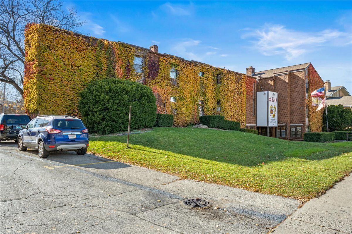 910 W Hillcrest Drive — DeKalb, IL 60115