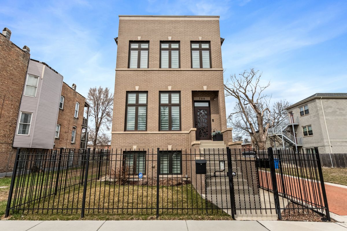700 46th Street, Chicago, IL 60653