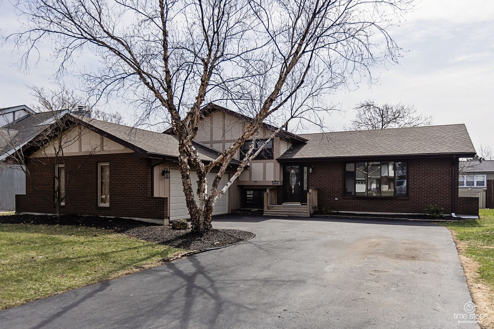 8336 Mending Wall Drive — Woodridge, IL 60517