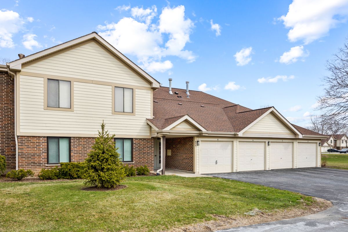 854 E Carriage Lane #8 — Palatine, IL 60074