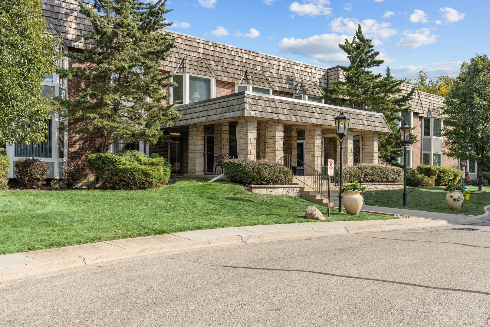 2300 Windsor Mall Court #2E — Park Ridge, IL 60068
