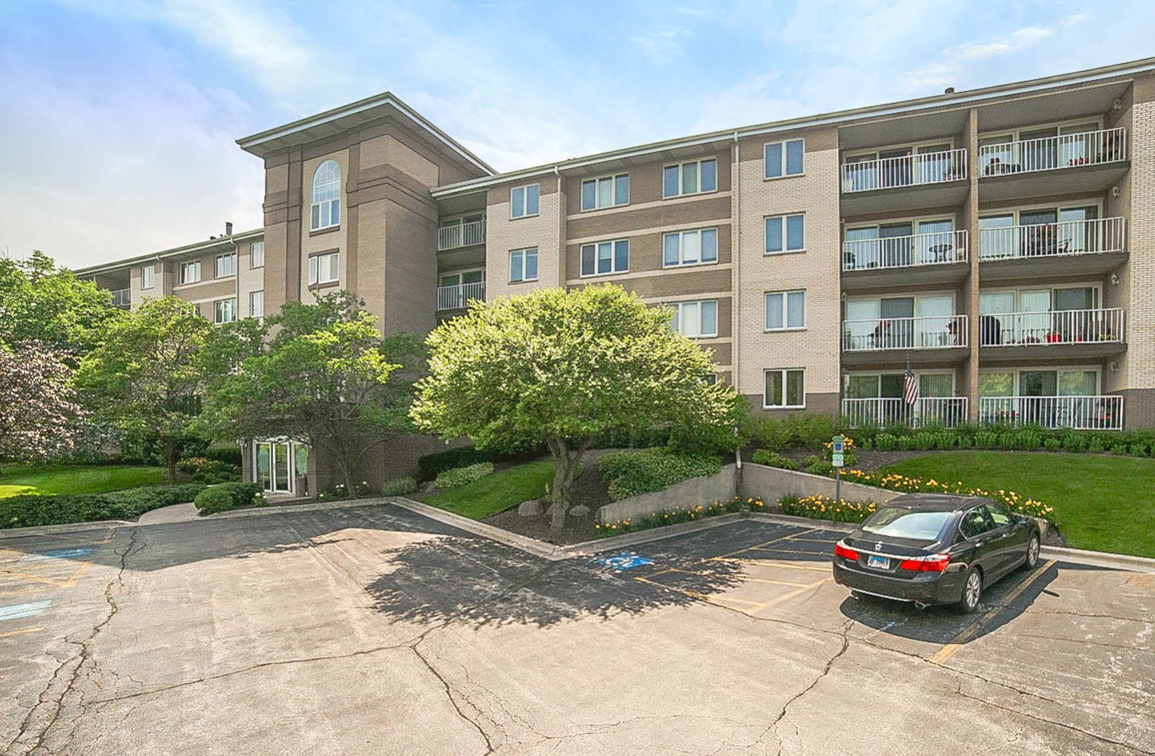480 E Montrose Avenue #203 — Wood Dale, IL 60191