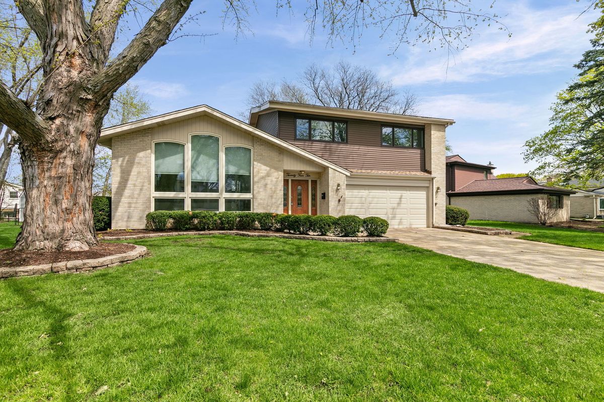 2410 Northwood Court, Arlington Heights, IL 60004