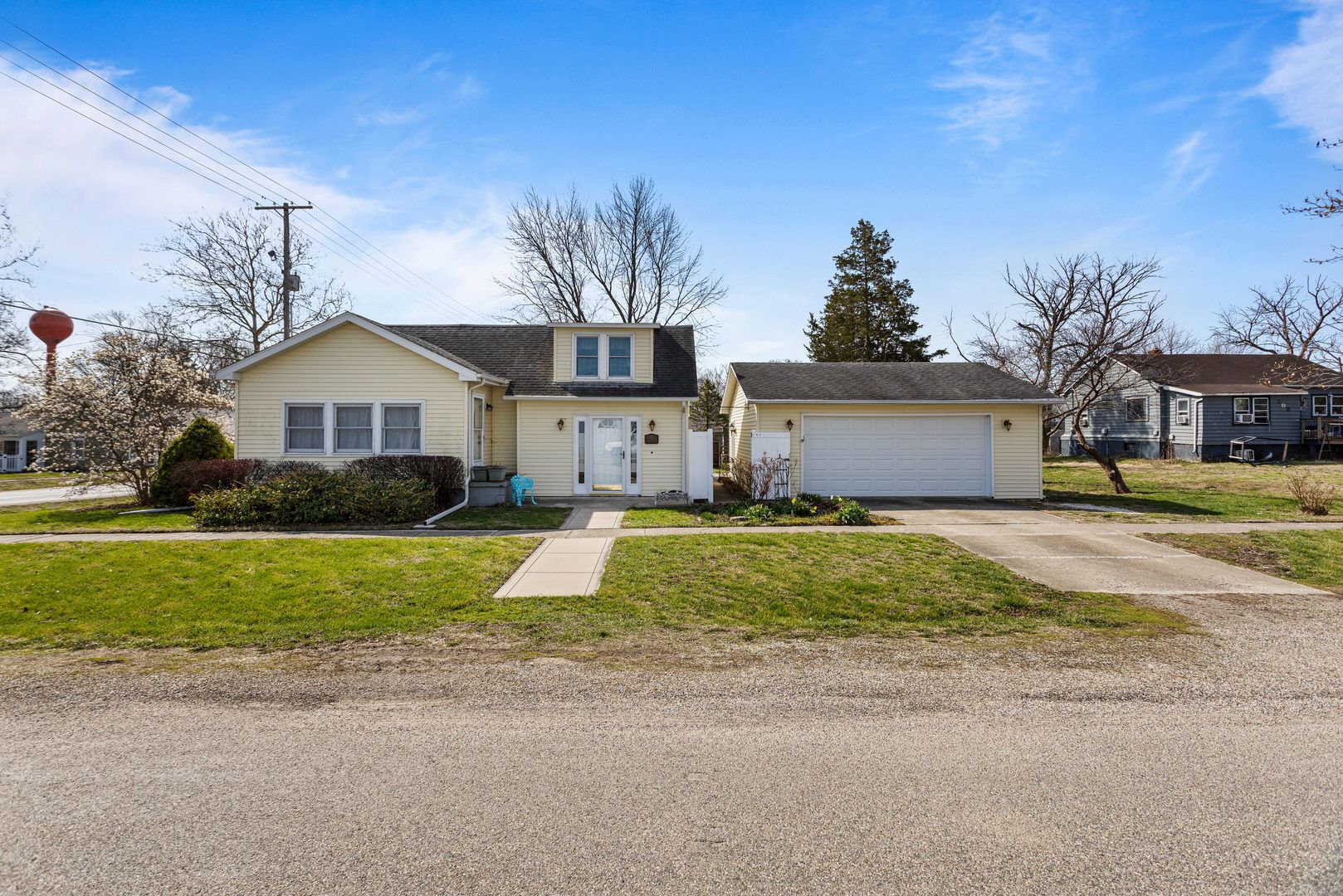205 E Front Street — Fisher, IL 61843