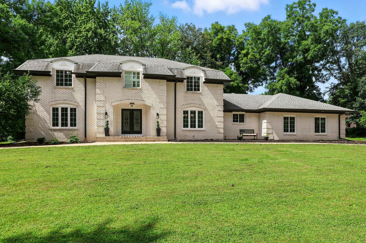 26 Briarwood Lane, Bettendorf, IA 52722