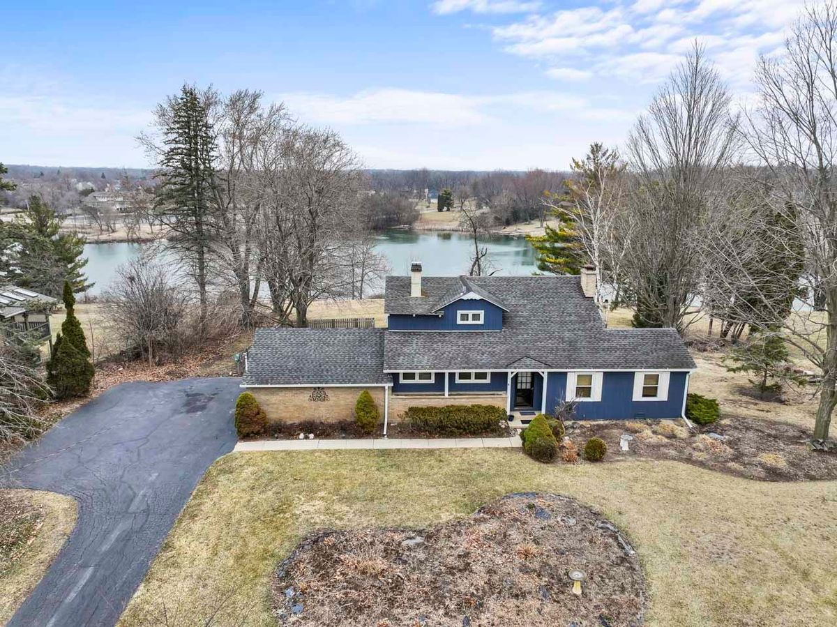 27052 Lakeview Drive, Lake Barrington, IL 60084