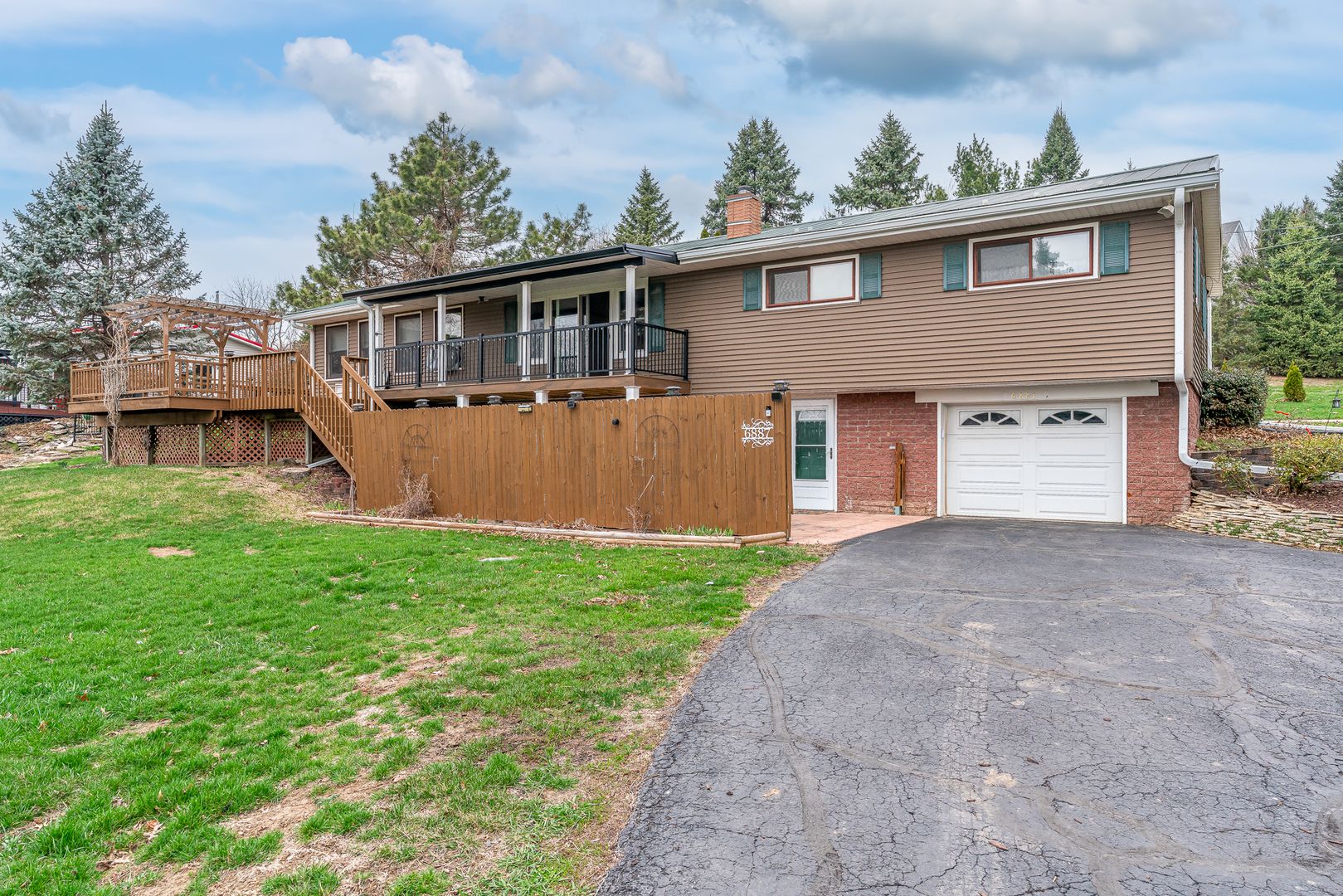 6887 Colonial Avenue — Bettendorf, IA 52722