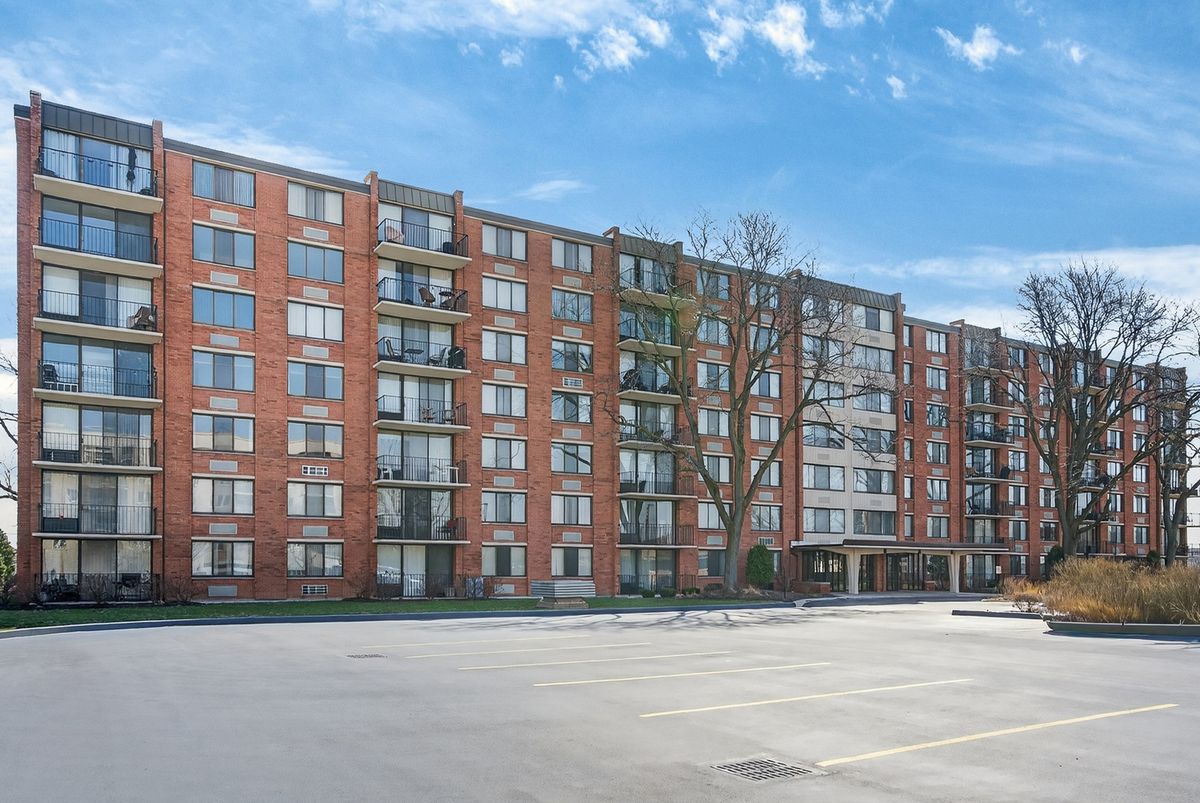 2000 Saint Regis Drive, Lombard, IL 60148