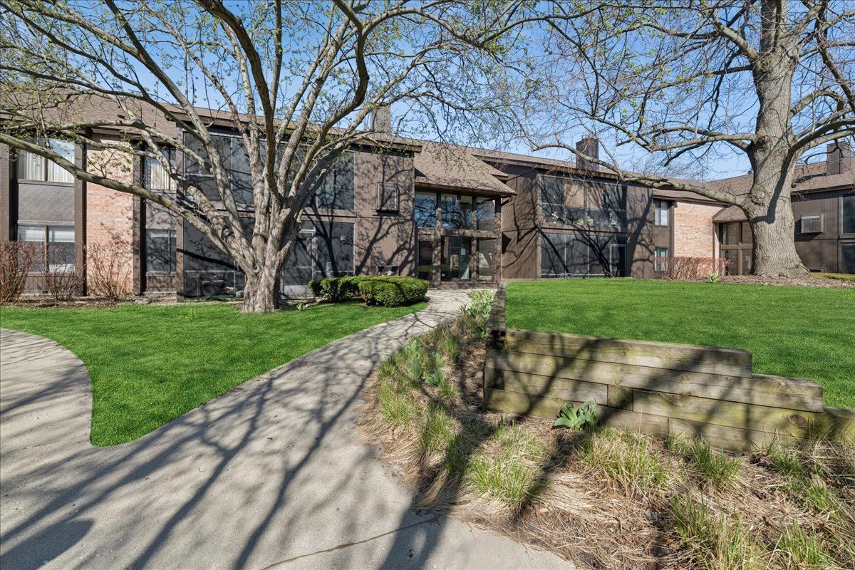 720 St. Andrews Lane #24 — Crystal Lake, IL 60014