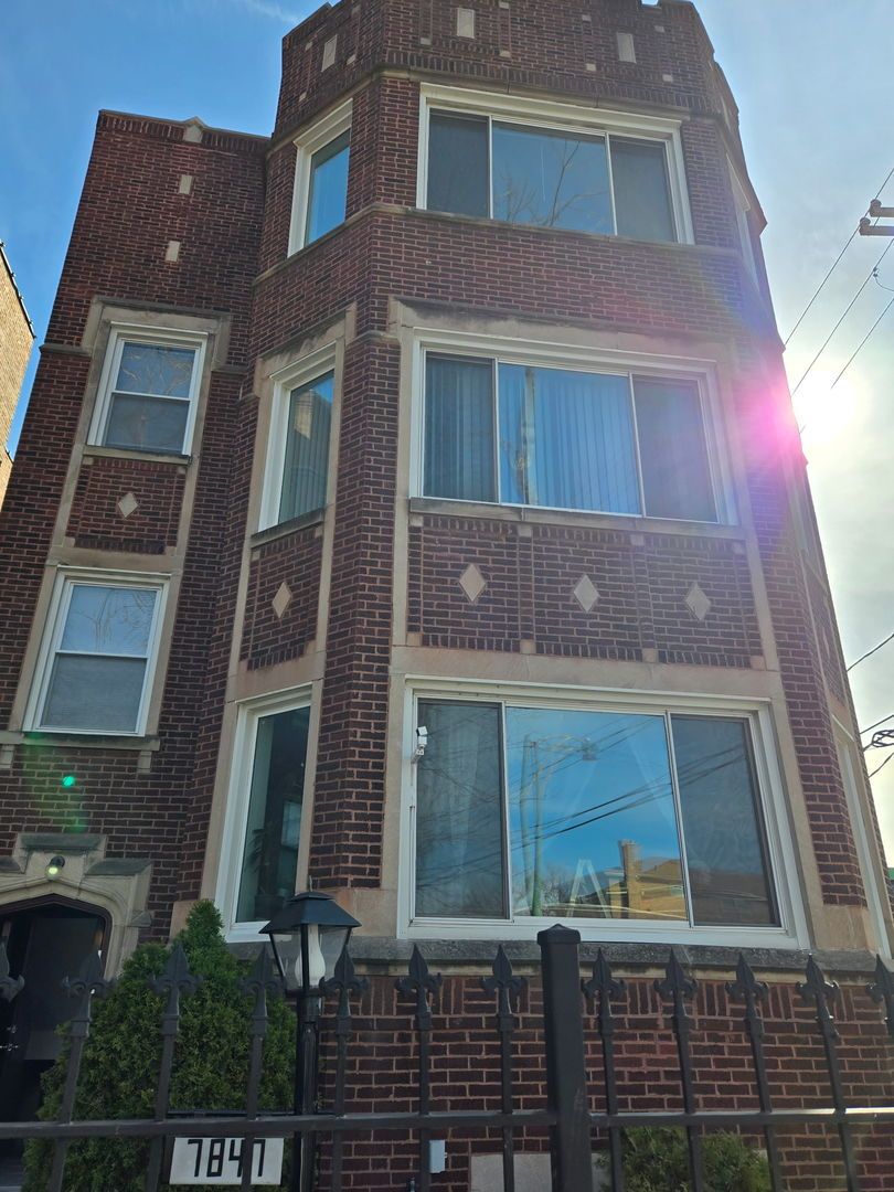 7847 S Paxton Avenue — Chicago, IL 60649
