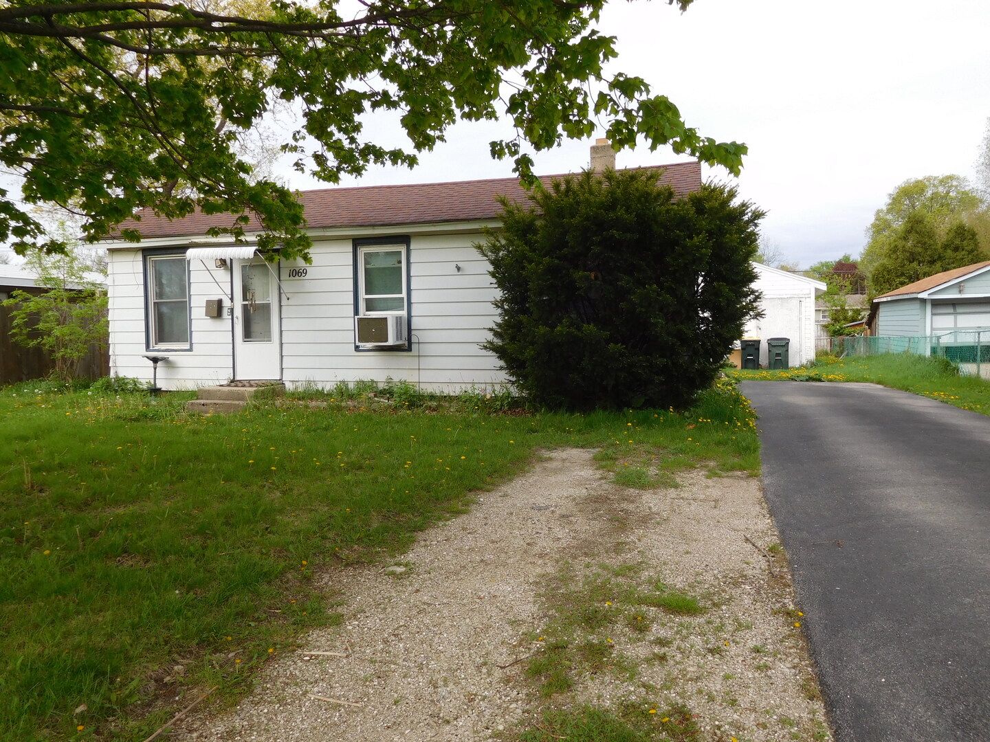 1069 Douglas Avenue — Aurora, IL 60505