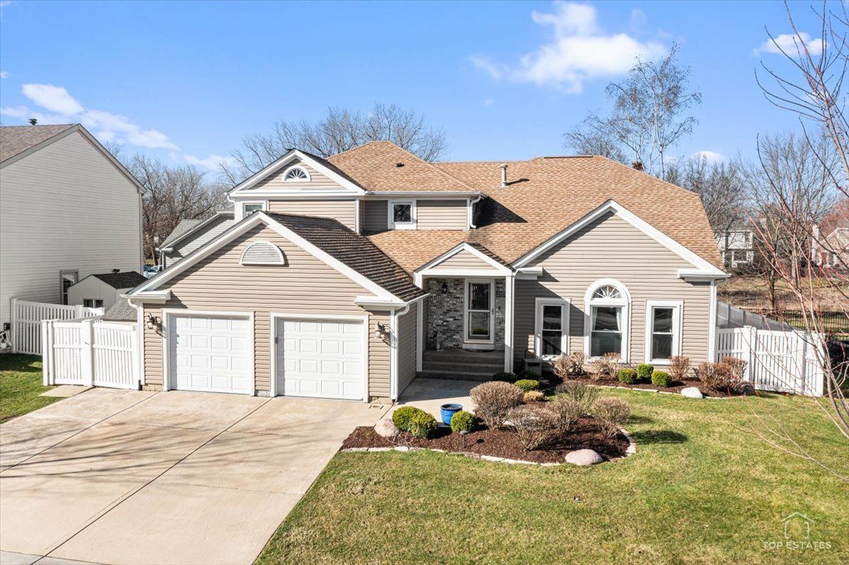 1894 Maine Drive — Elk Grove Village, IL 60007