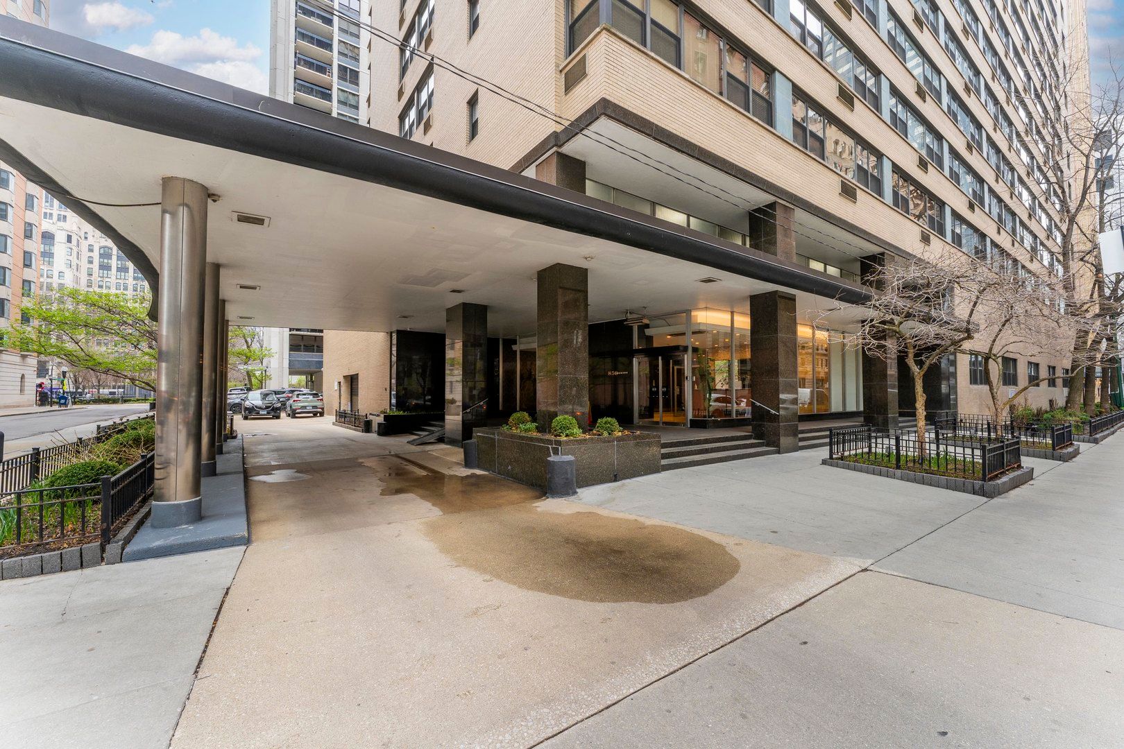 850 N Dewitt Place #13E — Chicago, IL 60611