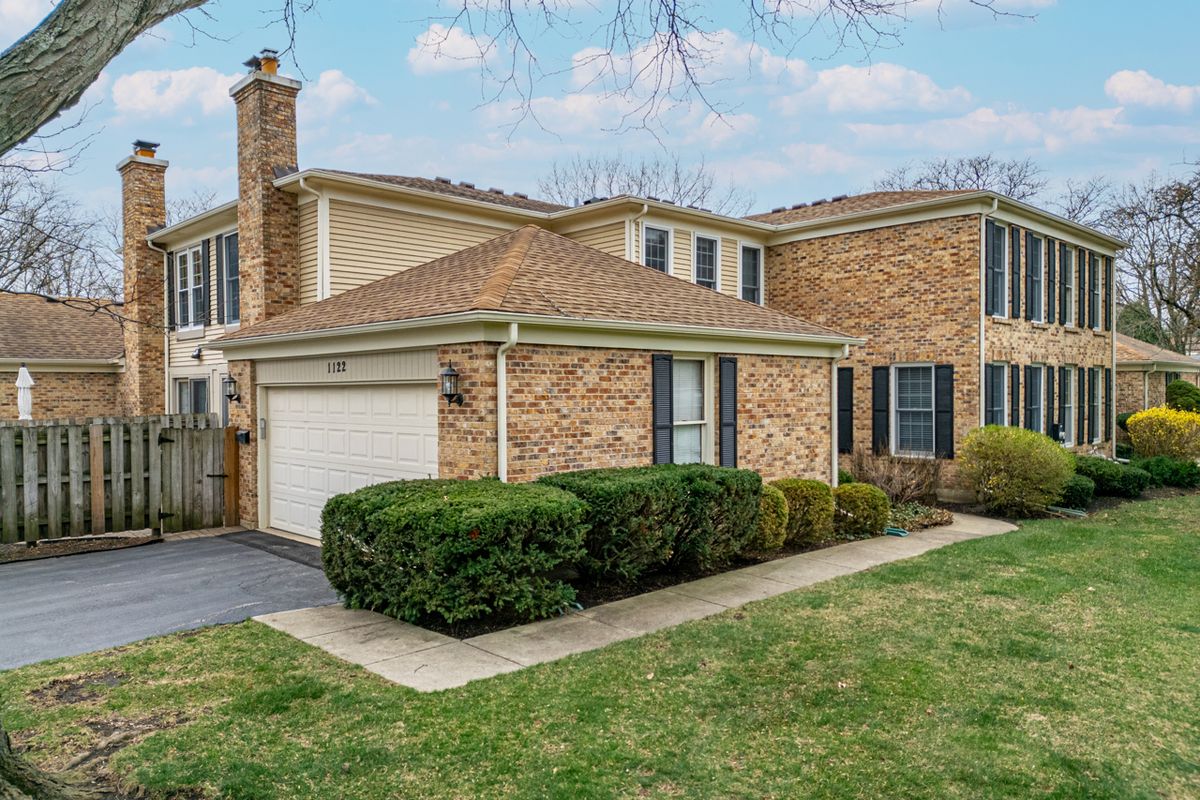 1122 Creekside Drive, Wheaton, IL 60189