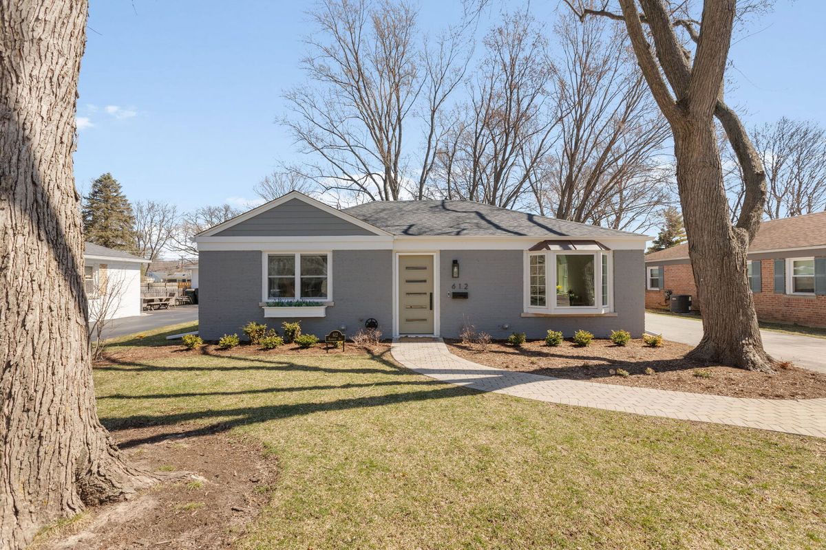 612 Kenwood Avenue, Libertyville, IL 60048