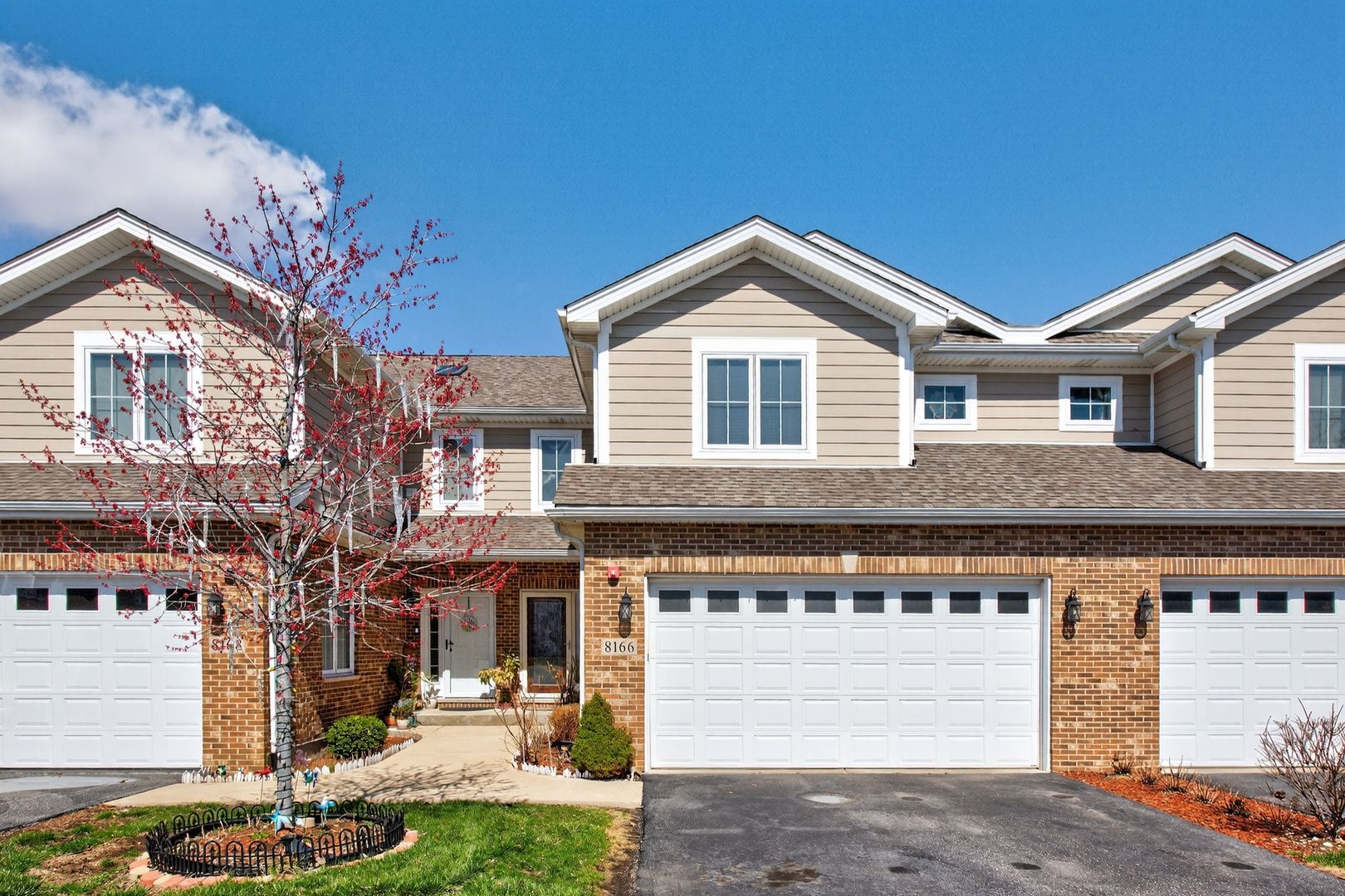 8166 W 87th Street #8166 — Hickory Hills, IL 60457