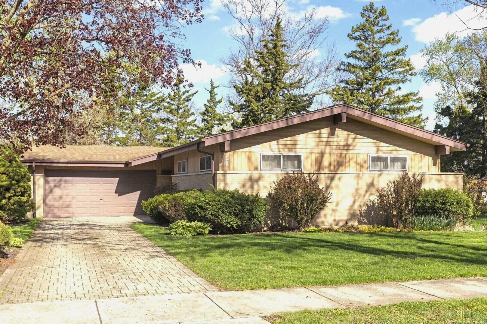 222 E Julia Drive — Villa Park, IL 60181