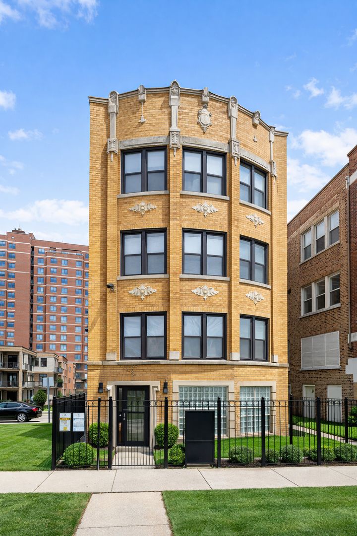 6711 S PAXTON Avenue — Chicago, IL 60649