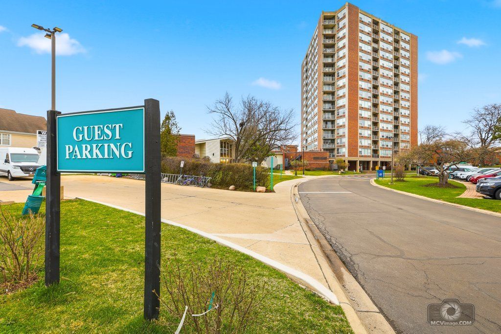 3925 Triumvera Drive, Glenview, IL 60025