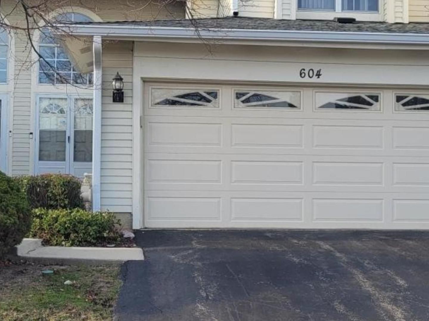 604 Sturnbridge Lane — Schaumburg, IL 60173