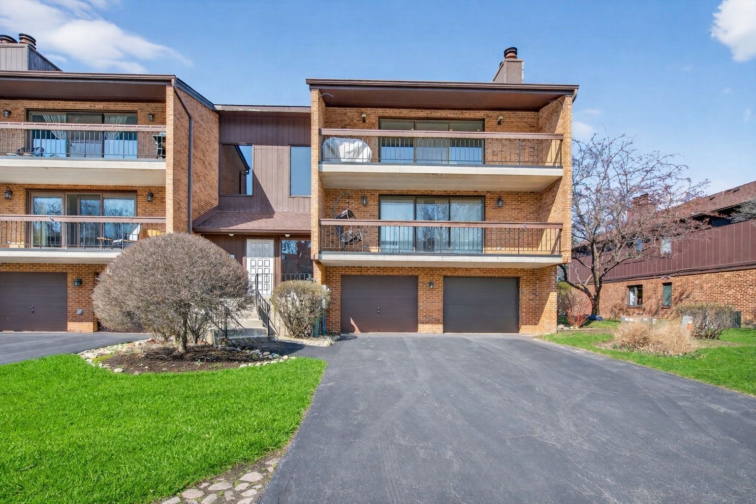 8150 Brookside Drive #204 — Palos Park, IL 60464