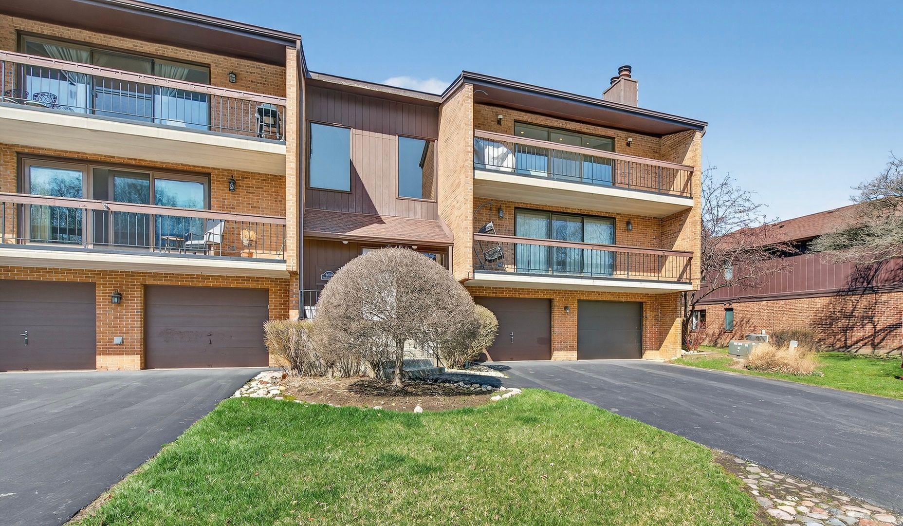 8150 Brookside Drive #204 — Palos Park, IL 60464