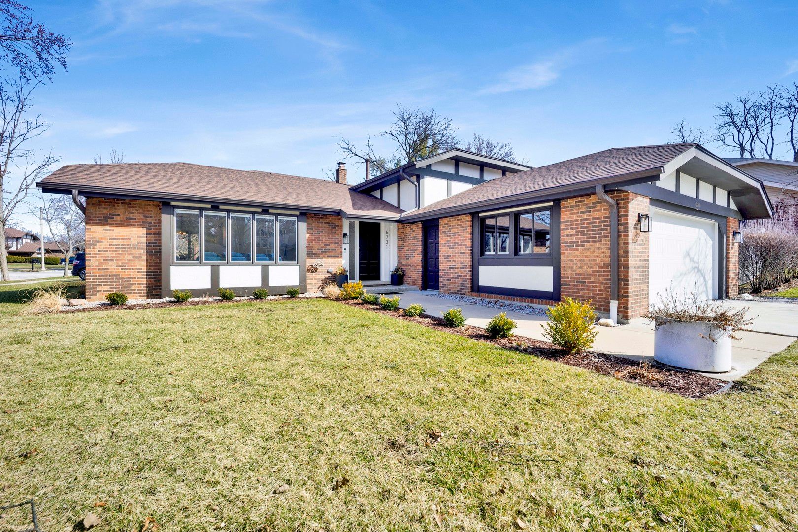 5731 Doe Circle — Westmont, IL 60559