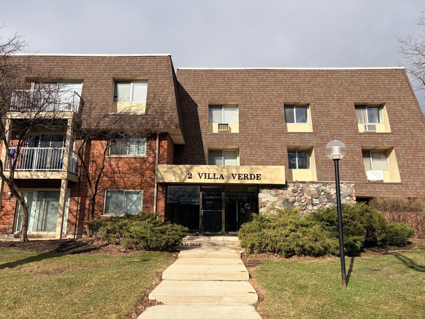 2 Villa Verde Drive #201 — Buffalo Grove, IL 60089