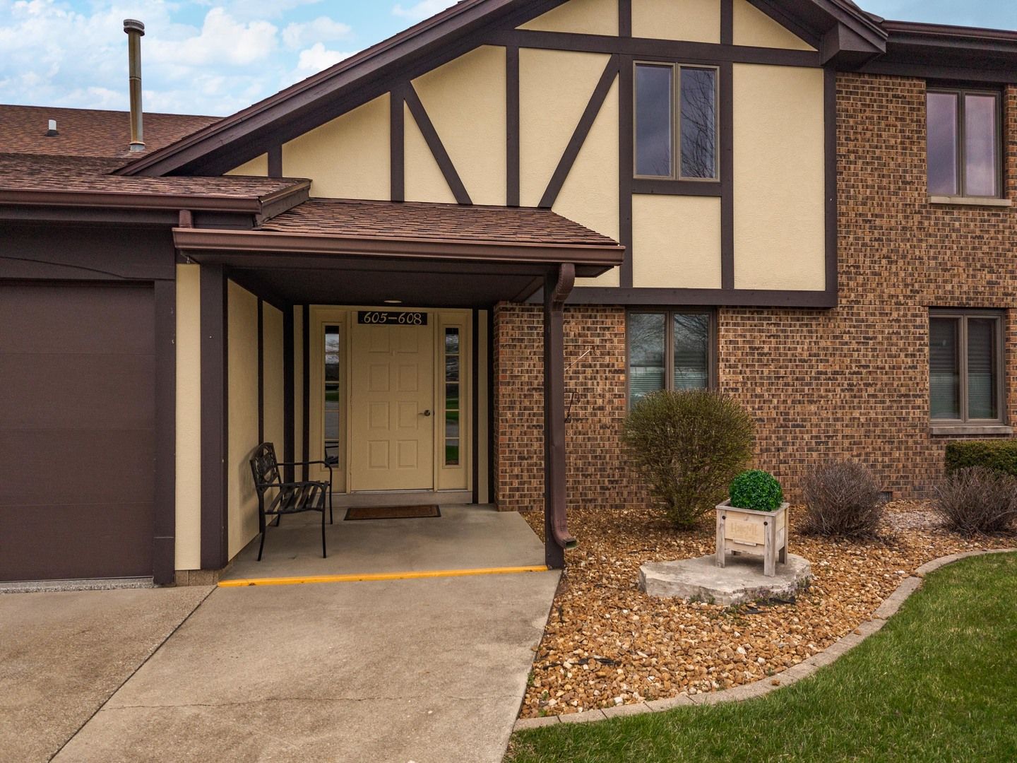 606 Carol Court #B-2 — Pontiac, IL 61764