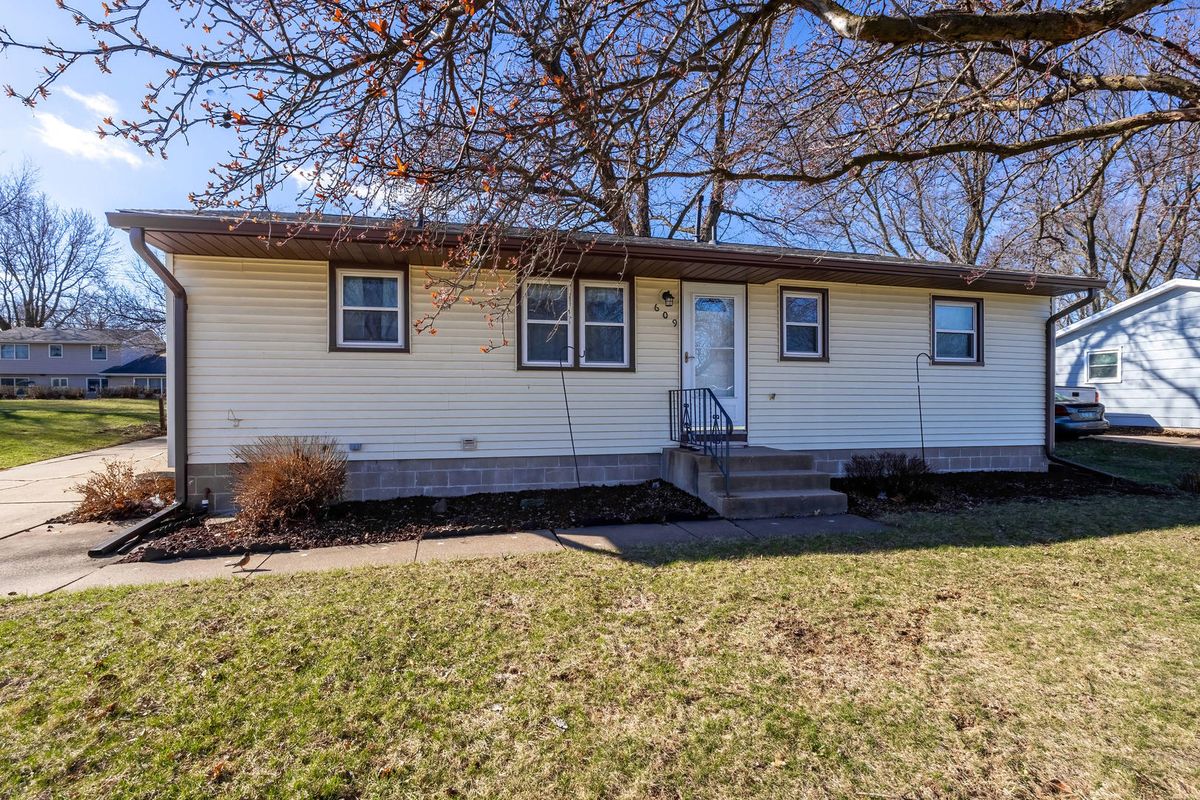 609 LeClaire Road, Eldridge, IA 52748