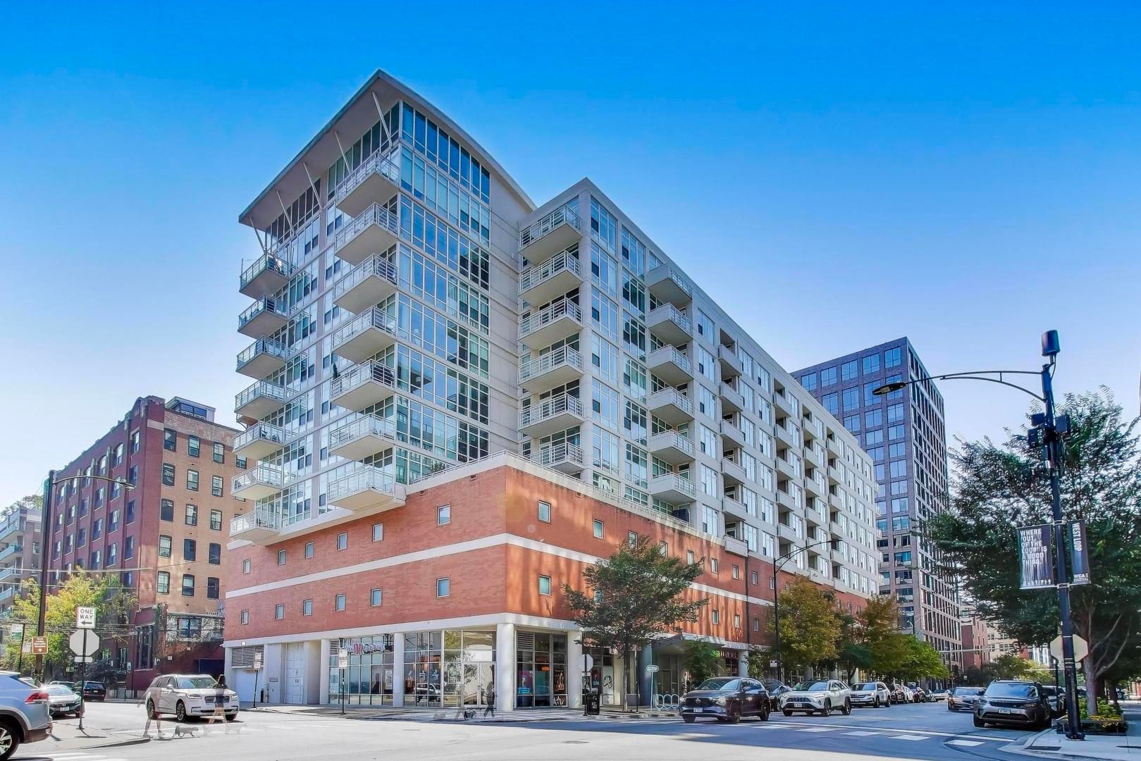 909 Washington Boulevard — Chicago, IL 60607