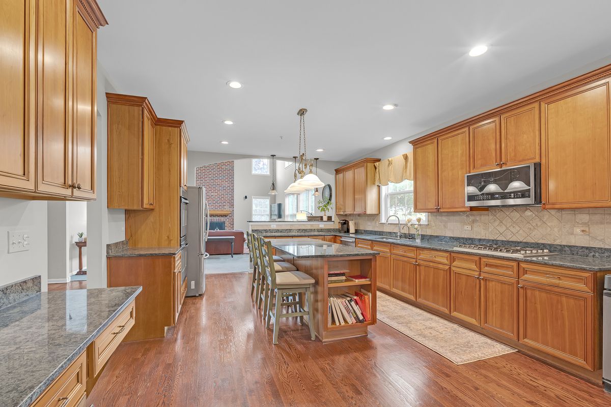 28309 W Savannah Trail, Lake Barrington, IL 60010