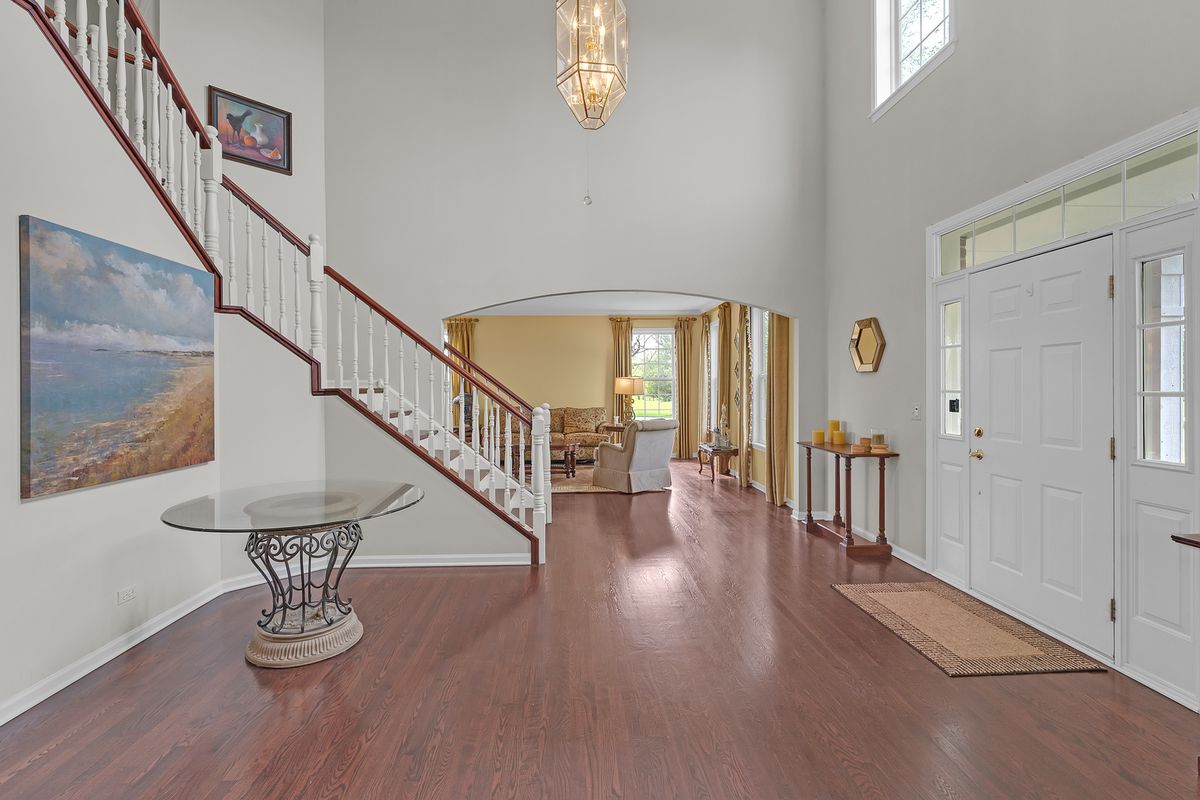 28309 W Savannah Trail, Lake Barrington, IL 60010