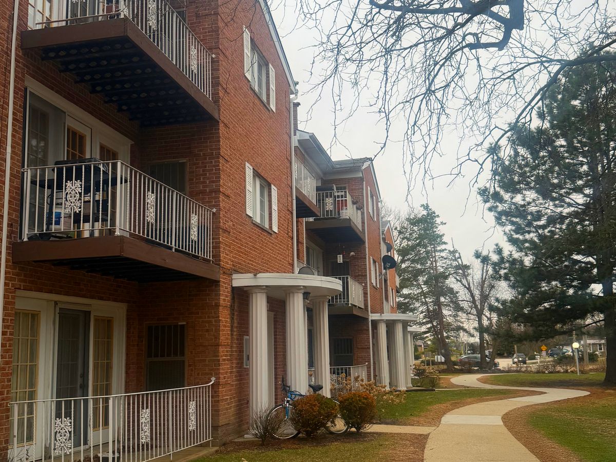 615 Quincy Bridge Lane, Glenview, IL 60025