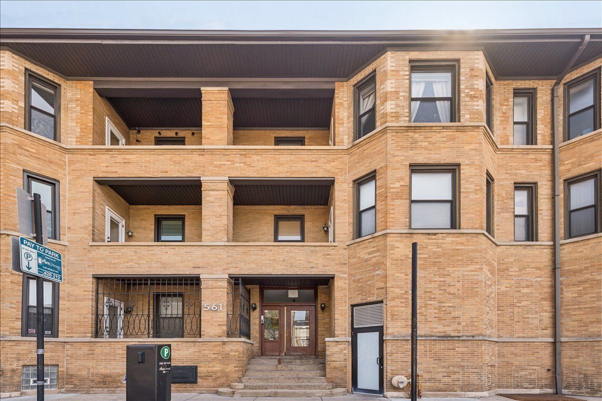 561 Briar Place, Chicago, IL 60657