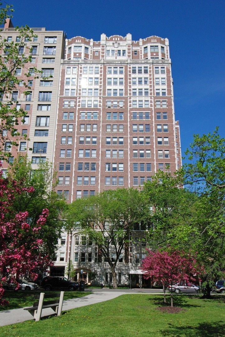 2440 Lakeview Avenue, Chicago, IL 60614