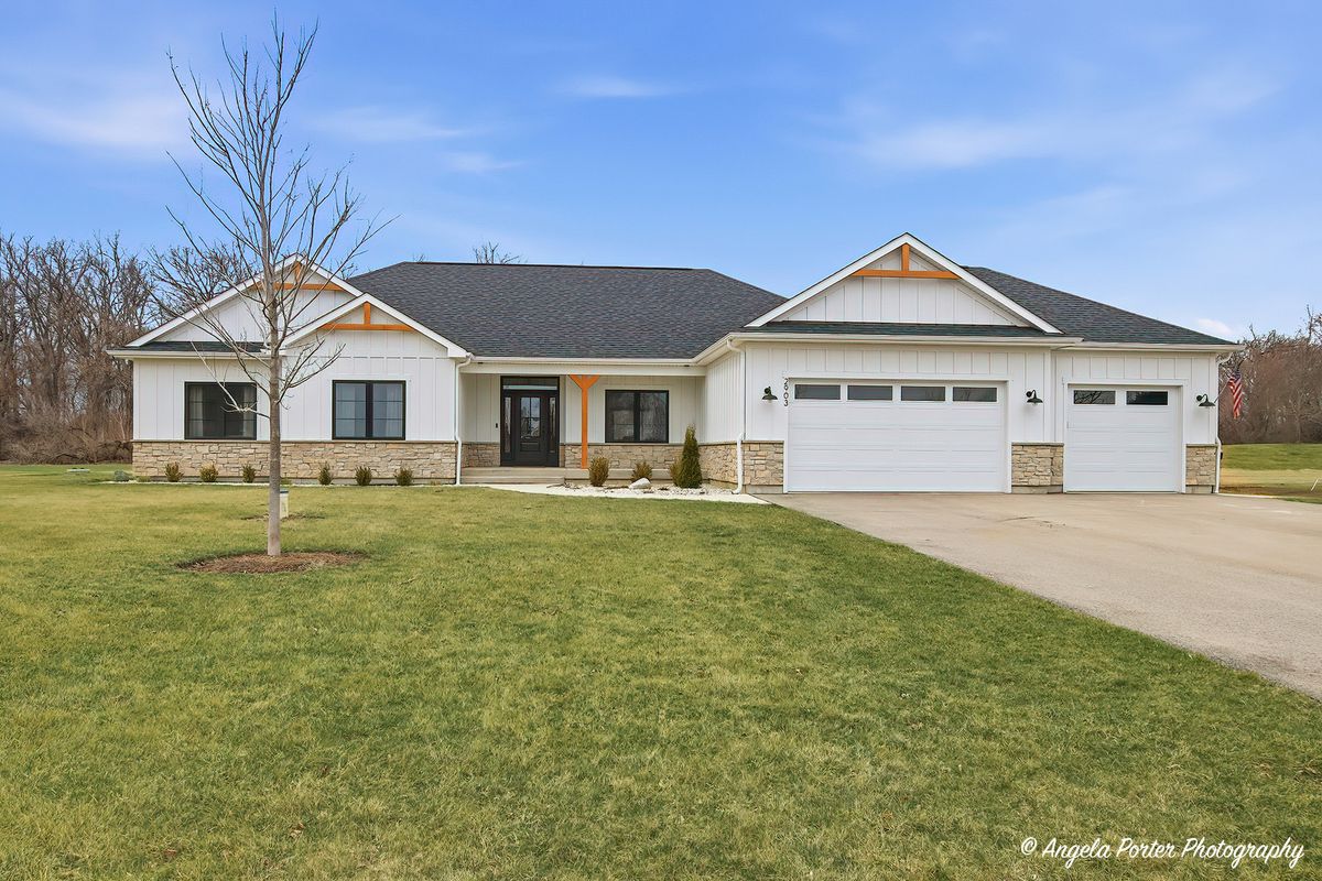 2903 Pioneer Oaks Drive, Ringwood, IL 60072