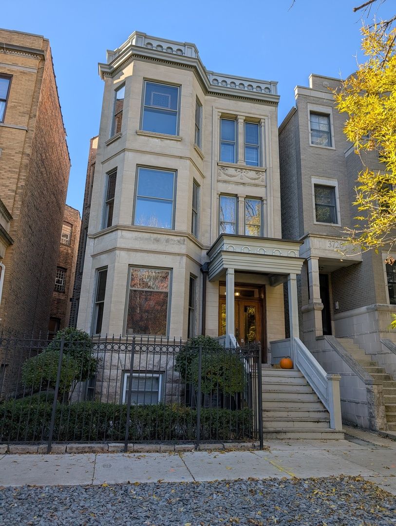 3716 N FREMONT Street #1ST-DUPLEX — Chicago, IL 60613