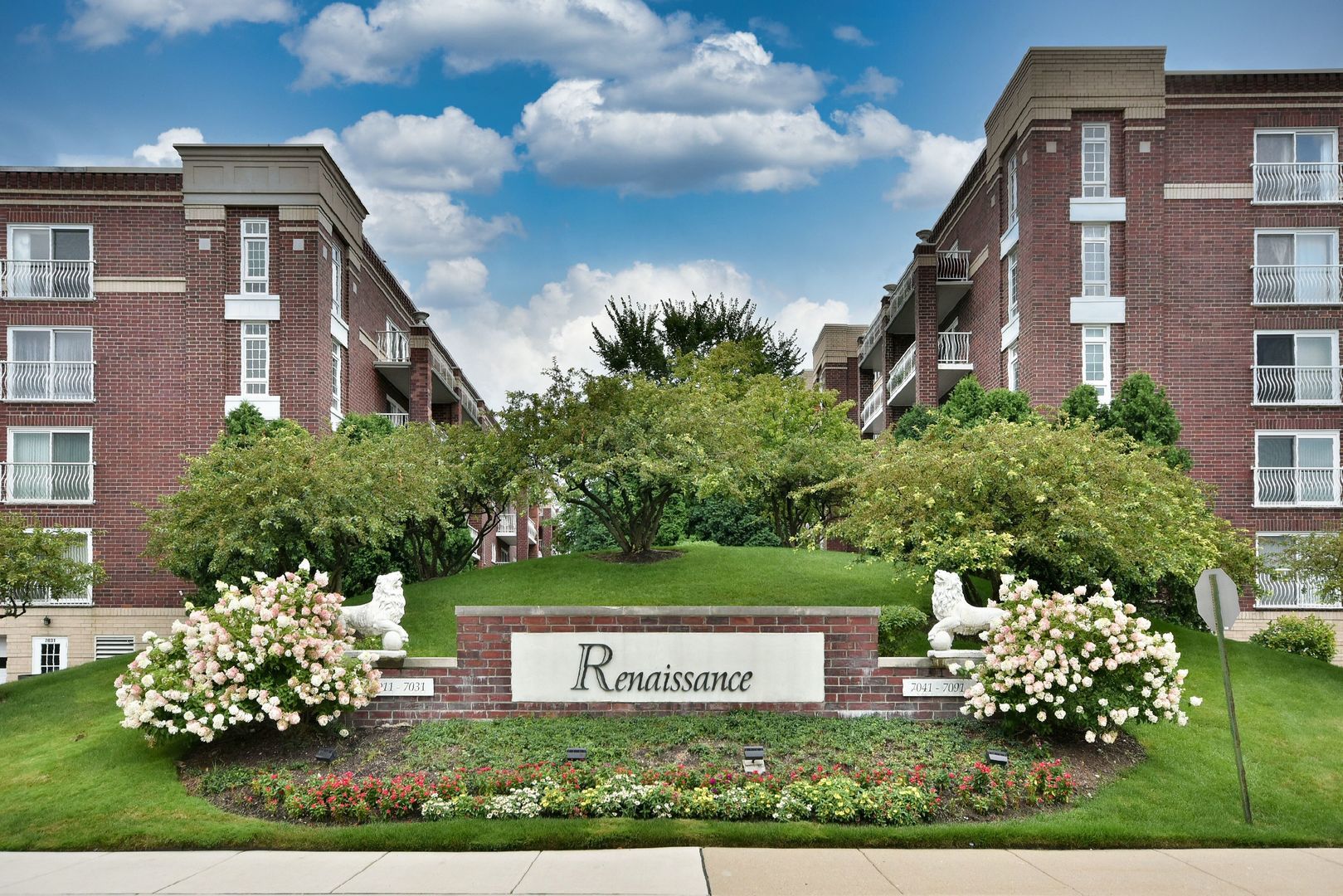 7081 W Touhy Avenue #606 — Niles, IL 60714