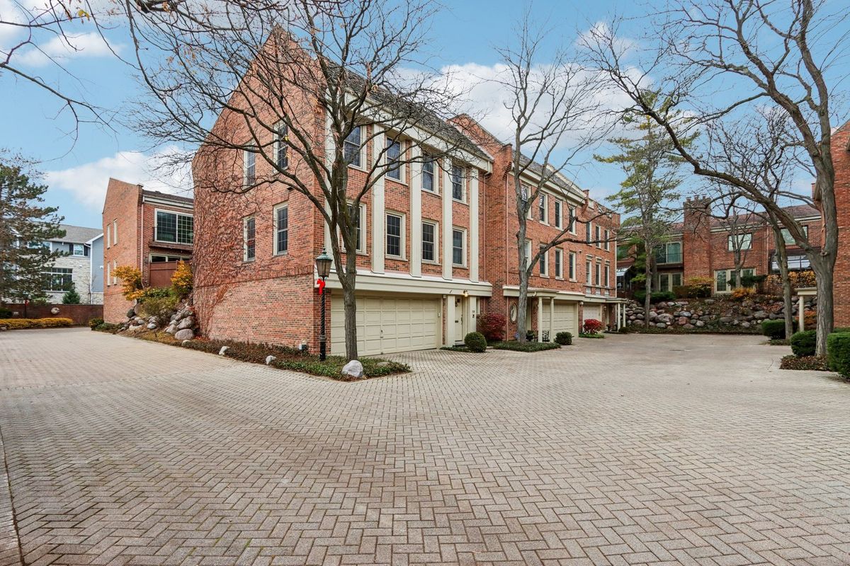 19 Landmark Avenue, Northfield, IL 60093