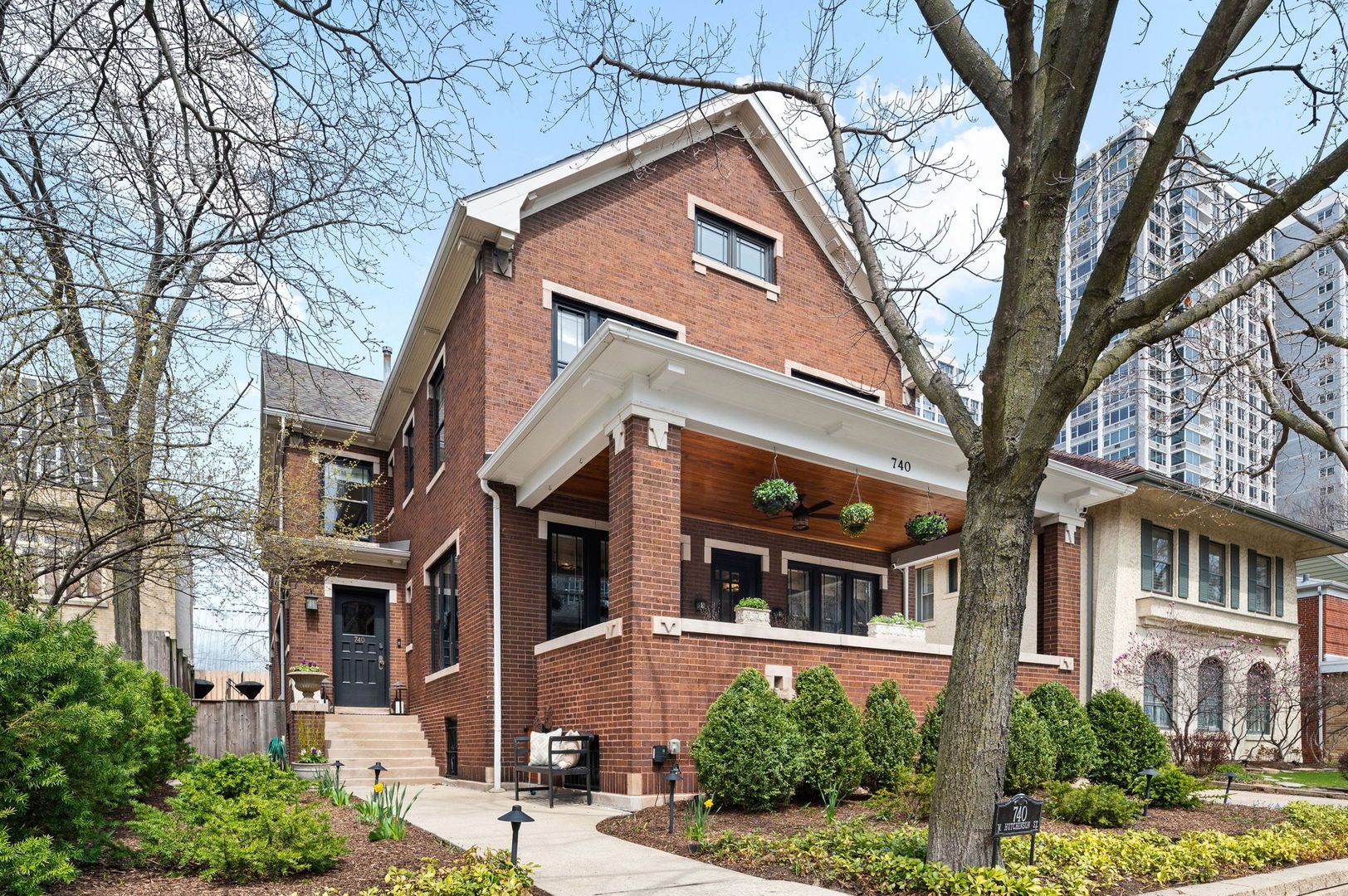 740 W Hutchinson Street — Chicago, IL 60613