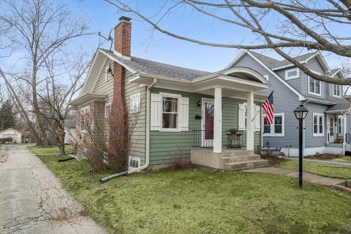 1324 Hickory Street — Waukegan, IL 60085