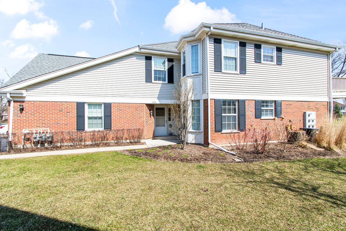 1233 Wellington Court, Buffalo Grove, IL 60089