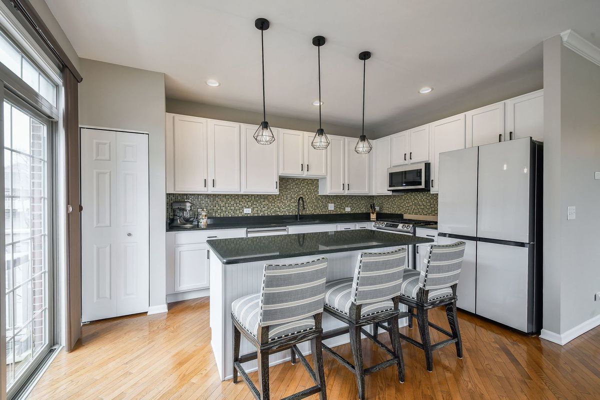 27W753 Meadowview Drive, Winfield, IL 60190